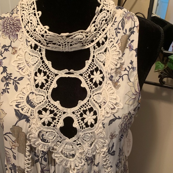 BEAUTIFUL BOUTIQUE DRESS - Picture 2 of 5